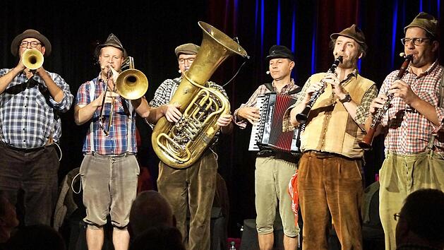 Die Gruppe "h&auml;isd`n`d&auml;ist vomm mee" (h&uuml;ben und dr&uuml;ben vom Main) eroberte mit viel Witz und ihrer Musik sowie mit fr&auml;nkischen Weisheiten das Publikum in der Rathaushalle.  Foto: Elke Englert