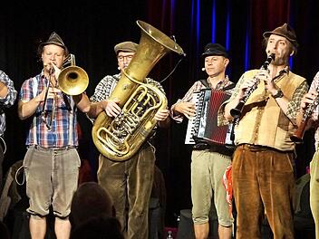 Die Gruppe "häisd`n`däist vomm mee" (hüben und drüben vom Main) eroberte mit viel Witz und ihrer Musik sowie mit fränkischen Weisheiten das Publikum in der Rathaushalle.  Foto: Elke Englert
