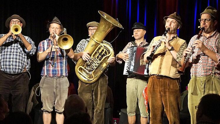 Die Gruppe "häisd`n`däist vomm mee" (hüben und drüben vom Main) eroberte mit viel Witz und ihrer Musik sowie mit fränkischen Weisheiten das Publikum in der Rathaushalle.  Foto: Elke Englert
