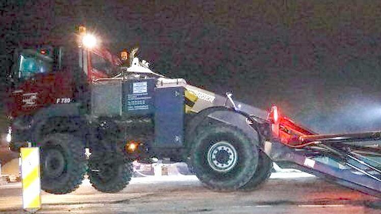 Der Zug-Lkw wurde teilweise vom Boden angehoben.      Foto: privat
