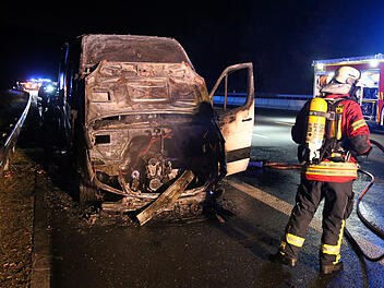 A3 bei Aschaffenburg: Kleintransporter mit Anhänger steht in Flammen A3 bei Aschaffenburg: Kleintransporter mit Anhänger steht in Flammen