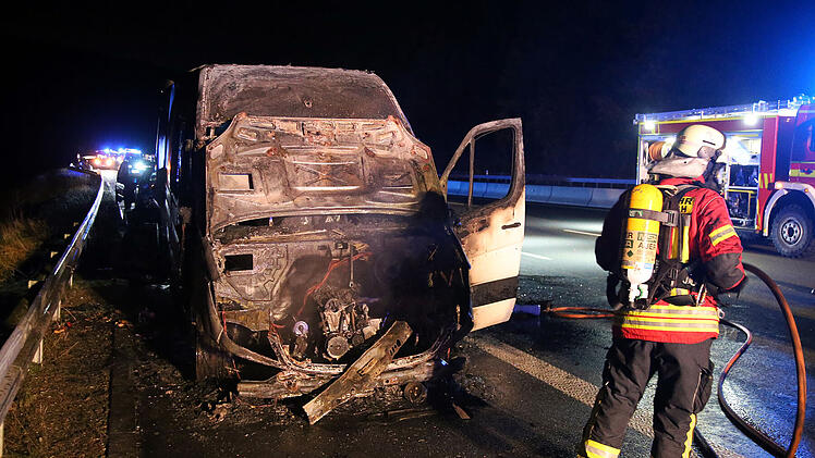 A3 bei Aschaffenburg: Kleintransporter mit Anhänger steht in Flammen