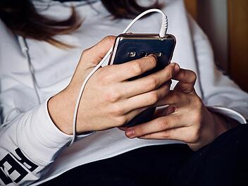 Das Handy ist oft rund um die Uhr im Einsatz. Mit wenigen Schritten kannst du die Laufzeit und somit die Lebensdauer des Akkus verlängern.