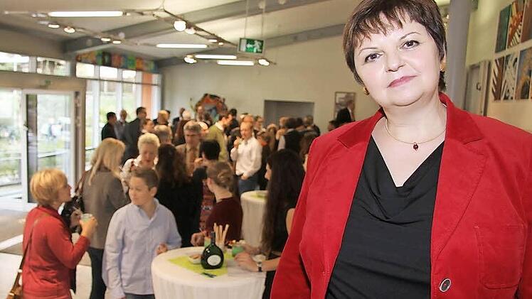 2 Die neue Schulleiterin Ursula Endres hat schon ein paar Ideen, wie sie dem Caspar-Vischer-Gymnasium zu noch mehr Glanz verhelfen kann. Am wichtigsten sind ihr Teamgeist und Gemeinsinn. Foto: Sonja Adam