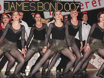 James Bond 007: Mit ihrem Showtanz boten Sarah Bäuerlein, Matthias Geisel, Anna Lena Grosse, Philip Hückmann, Carolin Laubmeister, Julia Rhein, Sandra Rüttinger, Svenja Schneider, Oliver Virnekäs, Anika Virnekäs und Steffi Virnekäs einen krönenden Abschluss.  Fotos: Ralf Naumann