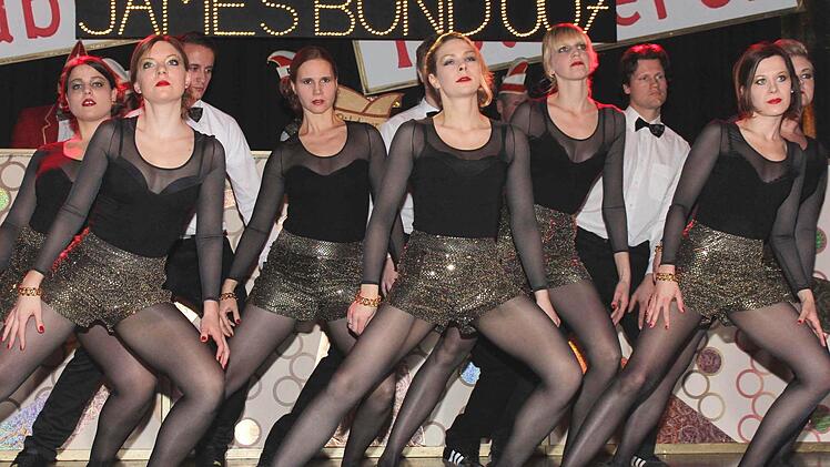 James Bond 007: Mit ihrem Showtanz boten Sarah Bäuerlein, Matthias Geisel, Anna Lena Grosse, Philip Hückmann, Carolin Laubmeister, Julia Rhein, Sandra Rüttinger, Svenja Schneider, Oliver Virnekäs, Anika Virnekäs und Steffi Virnekäs einen krönenden Abschluss.  Fotos: Ralf Naumann