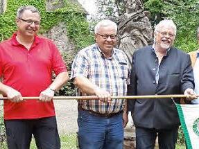 Wimpelübergabe mit Hauptwanderwart Uwe Schleicher, Präsident Jürgen Reinhardt, Bürgermeister Wolfgang Back, stellvertretendem Landrat Emil Müller und Vizepräsident Bernd Müller-Strauß. Foto: Marion Eckert