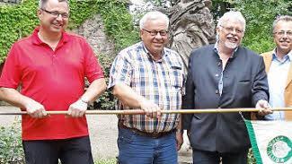 Wimpelübergabe mit Hauptwanderwart Uwe Schleicher, Präsident Jürgen Reinhardt, Bürgermeister Wolfgang Back, stellvertretendem Landrat Emil Müller und Vizepräsident Bernd Müller-Strauß. Foto: Marion Eckert
