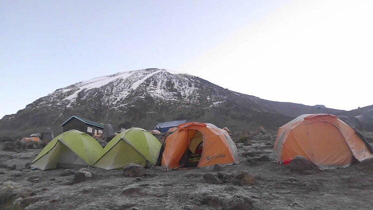 Das Karanga Valley Camp auf 3950 Metern Höhe mit dem Kibo im Hintergrund.