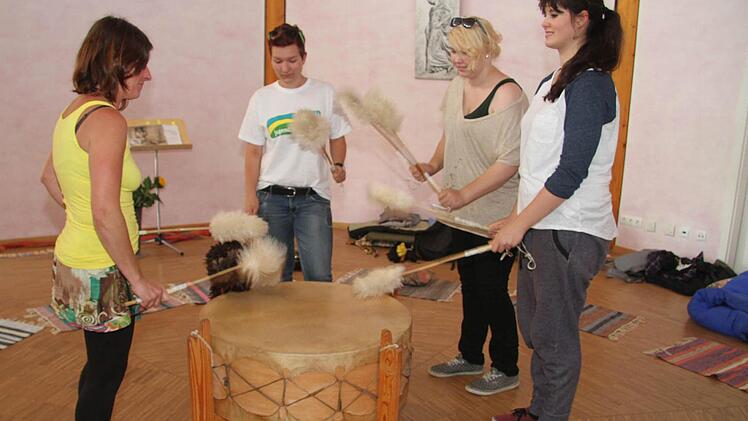 Proben für den großen Auftritt zur Einweihung des Tipis: Dabei kommt auch die Powwow-Schamanentrommel zum Einsatz.