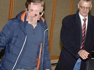 Hier stand der ehemalige Rathausmitarbeiter (l.) vor dem Amtsgericht in Erlangen mit seinem Anwalt Hans-Peter Bretting.  Archivfoto: Ronald Rinklef