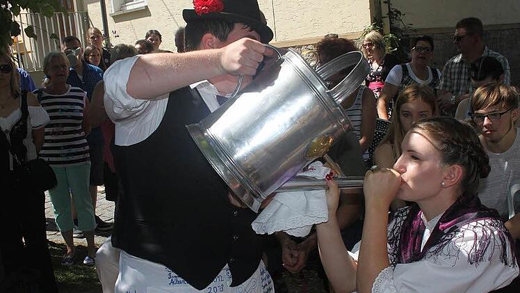 Wenn Mädels aus der Gießkanne trinken  Foto: Veronika Schadeck
