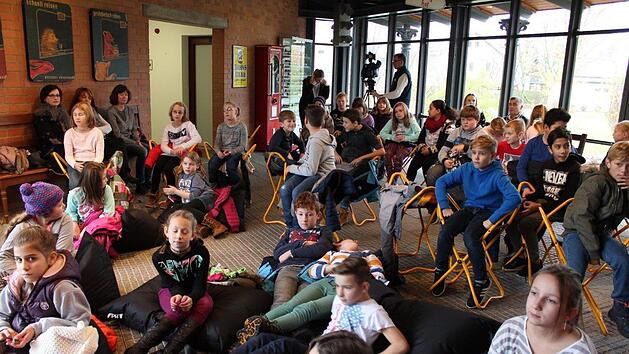Gespannte Aufmerksamkeit herrschte beim jungen Lesepublikum im Deutschen Dampflokmuseum.Werner Reißaus.