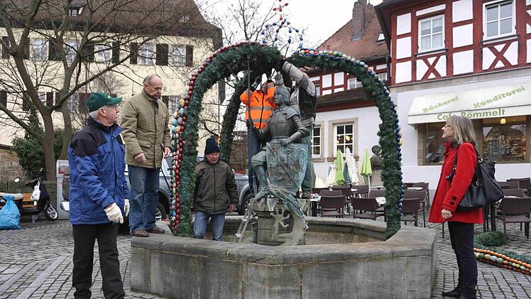 Aus dem Georgsbrunnen wird der Osterbrunnen.   Foto: Richard Sänger