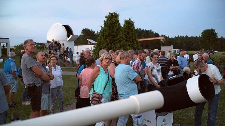 Interessierte in Warteschlangen an den Instrumenten, an denen Mitglieder des Vereins  Sternwarte Feuerstein nicht nur Objekte zeigten, sondern auch vielen Fragen mit fachlichen  Antworten begegneten. Foto: Anton Waltschew/Sternwarte Feuerstein