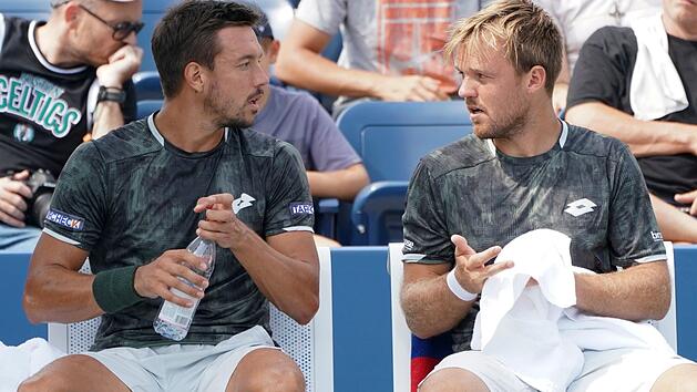 Verstehen sich auf dem Tennisplatz ohne gro&szlig;e Worte: Kevin Krawietz (r.) und Andres Mies  Foto: J&uuml;rgen Hasenkopf