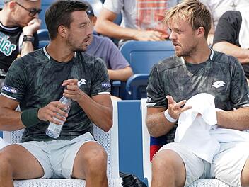 Verstehen sich auf dem Tennisplatz ohne große Worte: Kevin Krawietz (r.) und Andres Mies  Foto: Jürgen Hasenkopf