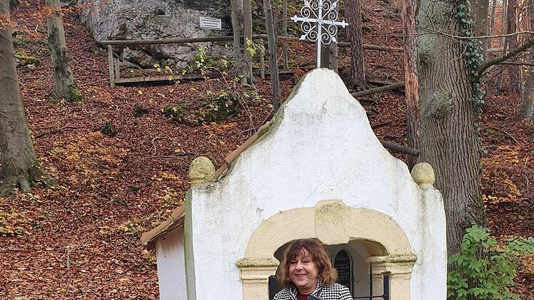 Ilse-Maria Dries vor dem Moritz-Brunnen bei Leutenbach, der im Krimi eine Rolle spielt.  Foto: Carmen Schwind