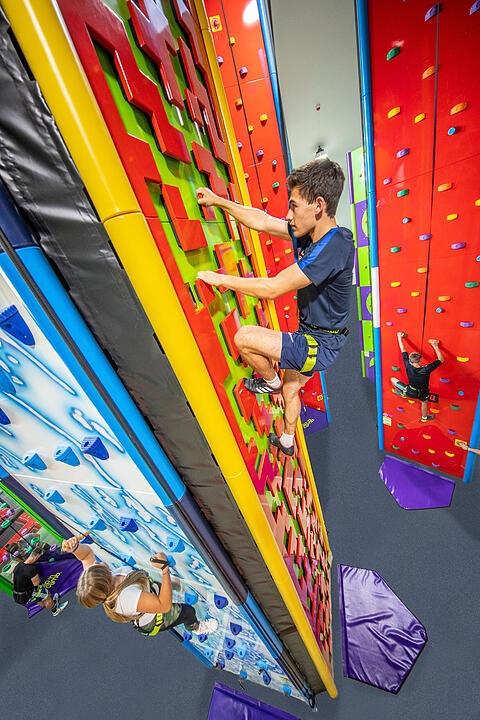Trampolinhalle in Hof: Diese spektakulären Attraktionen gibt es im "Jump &amp; Climb"