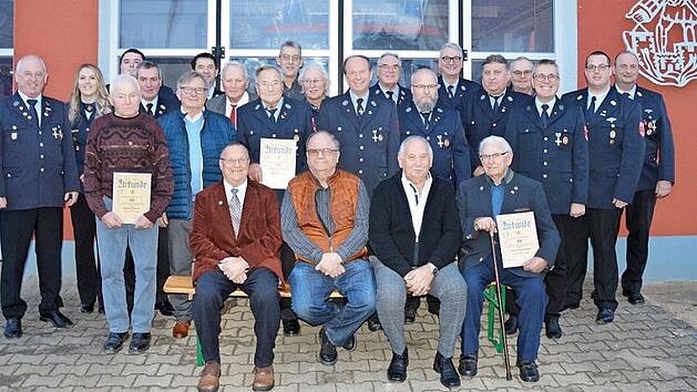 Namen auf den Bild von links nach rechts stehend: Vorstand Stefan Stöhr, 2. Vorständin Raphaela Stöhr, Georg Wagner, 2. Kommandant Tobias Stöhr, KBI Ernst Messingschlager, 1. Bgm Reinhard Seeber, KBM Dietmar Willert, Erwin Stein, Ehrenvorstand Willi Roppelt, Ferdinand Spörl, Michael Surm, Bernhard Greif, Ehrenmitglied Peter Andexinger, Armin Sommer, Robert Spörl, Andreas Leuker, Reinhold Klaus, Schriftführer Matthias Neubauer, 1. Kommandant Andreas Greif, Kassier Mario Kaul. Von links nach re...