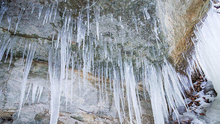 Winterwetter - Vereister Klingender Wasserfall