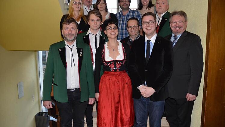 Der neu gewählte Vorstand des Musikvereins Pressig. Das Bild zeigt (vorne, von links): Roland Neubauer, Dominik Richter, neue Vorsitzende Tanja Böhm, Peter Biedermann, bisherigen Vorsitzenden Daniel Hilbert, Bürgermeister Hans Pietz; (hintere Reihe, von links): Christina Kropp, Werner Konrad, Julia Kopp, Jochen Richter, Daniela Hilbert, Roland Kopp.