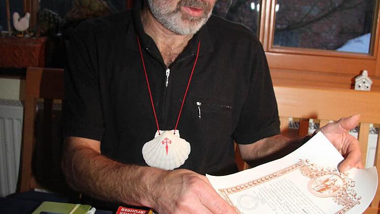 Die Pilger auf dem Jakobsweg tragen als Erkennungszeichen die Muschel um den Hals, das war Helmut Böhnlein zu auffällig, er steckte sich eine Muschel als Anstecknadel an den Hut.