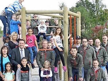 Auf dem Pausenhof der Adelsdorfer Grundschule können die Kinder wieder rumklettern. Das verdanken sie den Ortsburschen, die das neue Spielgerät spendeten. Foto: Sonja Werner