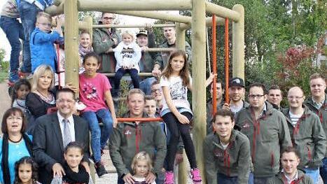 Auf dem Pausenhof der Adelsdorfer Grundschule können die Kinder wieder rumklettern. Das verdanken sie den Ortsburschen, die das neue Spielgerät spendeten. Foto: Sonja Werner