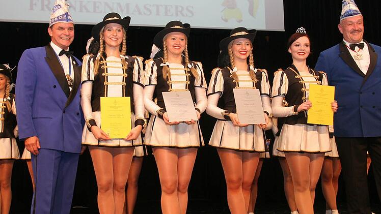 Gardem&auml;dchen der K&ouml;nigsgarde wurden mit Treueabzeichen des Bundes Deutscher Karneval ausgezeichnet; von links: Natalie Gebert, Katrin Reinhard, Wibbke Wolf und Marina Eick und Pr&auml;sident Matthias Schikora