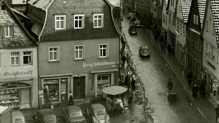So war's früher: Autos fuhren in der Langgasse und konnten am Holzmarkt parken. Ob es wieder so sein sollte? Darüber streiten sich sicher die Geister. Unser Foto aus Opas Bilderkiste dürfte über 50 Jahre alt sein.   Foto: BR-Archiv