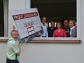 Das Projekt "Stralsbacher Schuel" wurde in der Bürgermeister-Dienstbesprechung als gutes Beispiel für eine Innenentwicklung genannt. Auf dem Bild übergibt (von links) der Burkardrother Bürgermeister Waldemar Bug den Initiatoren des Trägervereins Andreas Schmück, Berthold Kröckel, Monika Knauer, Bernd Müller und Dorothea Heuer-Kretschmer symbolisch ein Bild zum Projekt.  Foto: Archiv/Kupka-Hahn