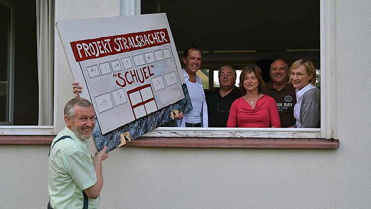 Das Projekt "Stralsbacher Schuel" wurde in der Bürgermeister-Dienstbesprechung als gutes Beispiel für eine Innenentwicklung genannt. Auf dem Bild übergibt (von links) der Burkardrother Bürgermeister Waldemar Bug den Initiatoren des Trägervereins Andreas Schmück, Berthold Kröckel, Monika Knauer, Bernd Müller und Dorothea Heuer-Kretschmer symbolisch ein Bild zum Projekt.  Foto: Archiv/Kupka-Hahn