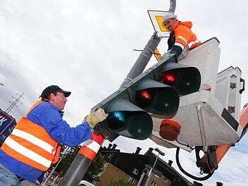 Die Ampeln an der Kreuzung Berliner Ring/Starkenfeldstraße haben ausgedient. Am Dienstag wurden die Signalanlagen abmontiert. Foto: Matthias Hoch