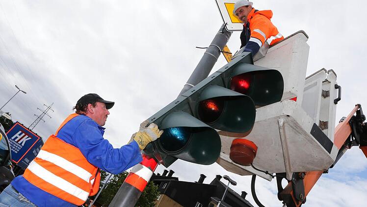 Die Ampeln an der Kreuzung Berliner Ring/Starkenfeldstraße haben ausgedient. Am Dienstag wurden die Signalanlagen abmontiert. Foto: Matthias Hoch