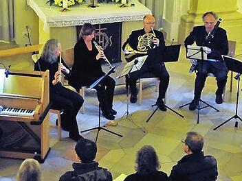 Das Holzbläserquintett "Simple Music for five" und der Pianist Egmont Gabler haben in der Spitalkirche die 31. Kulmbacher Kirchenmusiktage eröffnet. Im Bild (von links) Egmont Gabler, Heike Kindermann, Inga Däubner, Peter Blania, Markus Fromm und Jeanette Höfer.  Foto: Stephan Herbert Fuchs