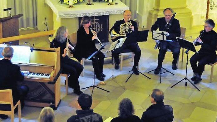 Das Holzbläserquintett "Simple Music for five" und der Pianist Egmont Gabler haben in der Spitalkirche die 31. Kulmbacher Kirchenmusiktage eröffnet. Im Bild (von links) Egmont Gabler, Heike Kindermann, Inga Däubner, Peter Blania, Markus Fromm und Jeanette Höfer.  Foto: Stephan Herbert Fuchs