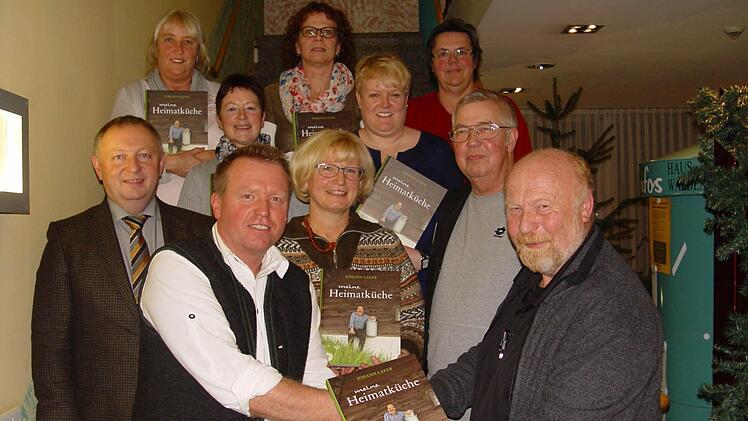 Der Helfergruppe Motten überreichte Flüchtlingsbetreuer Georg Koscielny (vorne, rechts) Bücher mit persönlicher Widmung von seinem Freund, Starkoch Josef Lafer, der das Engagement "super findet und die Bücher als Anerkennung und Dank zukommen lässt". Mit auf dem Bild Landrat Thomas Bold (vorne links) und Mottens 2. Bürgermeisterin Ute Becker (hinten links). Fotos: Brigitta Kempe-Wolf