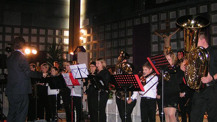 Das Blasorchester mit Dirigent Benedikt Seiler Foto: Heidi Amon