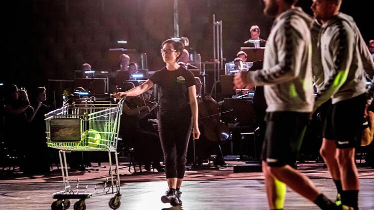 Handball-Sinfonie lautete das Motto eines Gemeinschaftsprojekts zwischen dem Landestheater und dem HSC 2000 Coburg in der HUK-Arena.Foto: Jochen Berger