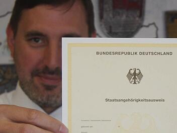 So sieht der Staatsangehörigkeitsausweis aus, den alle Landratsämter ausstellen. Diese Urkunde wird in seltenen Einzelfällen gebraucht, wenn Pass oder Personalausweis nicht ausreichen - etwa für die Immatrikulation für ein Studium im Ausland. Foto: Matthias EInwag
