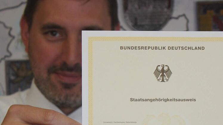 So sieht der Staatsangehörigkeitsausweis aus, den alle Landratsämter ausstellen. Diese Urkunde wird in seltenen Einzelfällen gebraucht, wenn Pass oder Personalausweis nicht ausreichen - etwa für die Immatrikulation für ein Studium im Ausland. Foto: Matthias EInwag