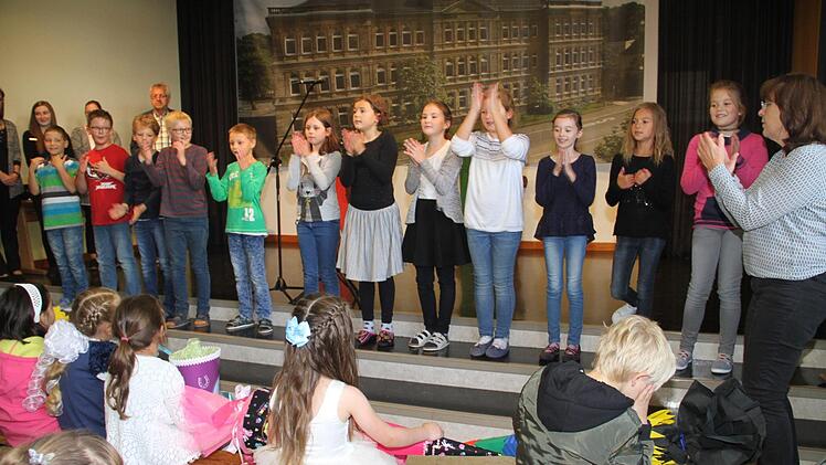 Mit einem Liedbeitrag begrüßte die Schulfamilie die Abc-Schützen.