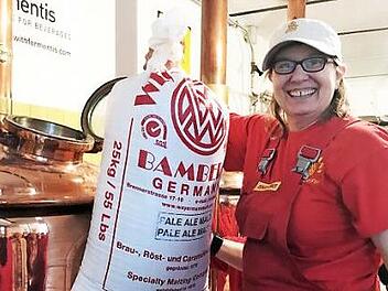 Gemeinsam mit Brauerin Denise Jones setzten die Mitarbeiterinnen der M&auml;lzerei Weyermann am Weltfrauentag das neue Bier an. Foto: PR