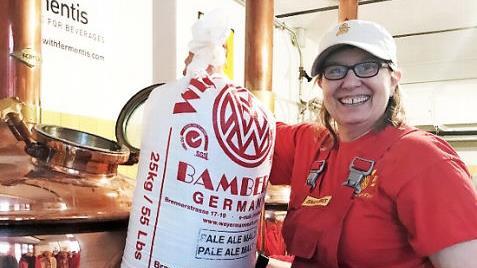 Gemeinsam mit Brauerin Denise Jones setzten die Mitarbeiterinnen der M&auml;lzerei Weyermann am Weltfrauentag das neue Bier an. Foto: PR
