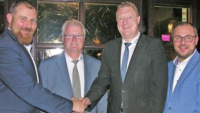 MdL Martin Mittag (l.) und Landrat Sebastian Straubel (r.) freuen sich über die erneute Kandidatur Michael Keilichs (2. v. r.) für das Aufgabenspektrum als Sonnefelder Bürgermeister. Mit im Bild Richard Bäuerlein, Vorsitzender des CSU-Ortsverbandes. Foto: Klaus Oelzner