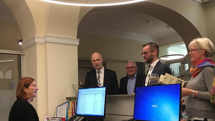 Es sind nicht die ersten Kunden, die Simone Metz an der neu gestalteten Infotheke begrüßt (von links): Oberbürgermeister Kay Blankenburg, Bürgermeister Thomas Leiner, Björn Denner, der Leiter des Referats Zentraler Bürgerservice, und Stadträtin Martina Greubel weihten  das fertiggestellte Werk ein.  Foto: Thomas Ahnert