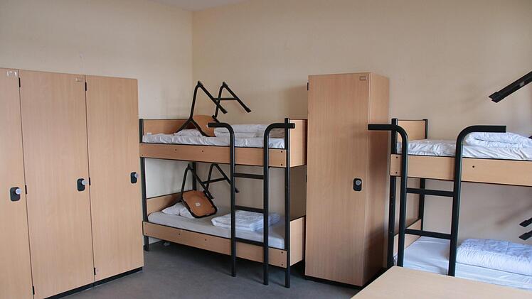Eines der Zimmer mit sieben Betten. Foto: Ralf Ruppert