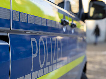 Ein 33-J&auml;hriger ist im Landkreis Kulmbach in den Gegenverkehr gefahren. Er stand unter Alkohol und Drogeneinfluss. Symbolbild: Polizei