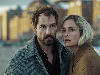 Simon (Felix Kramer) und Meret (Susanne Wolff) sind nicht die echten Namen der beiden Exagenten. Seit Jahren leben sie ein relativ ruhiges Familienleben - bis sie nun von ihrer Vergangenheit eingeholt werden.